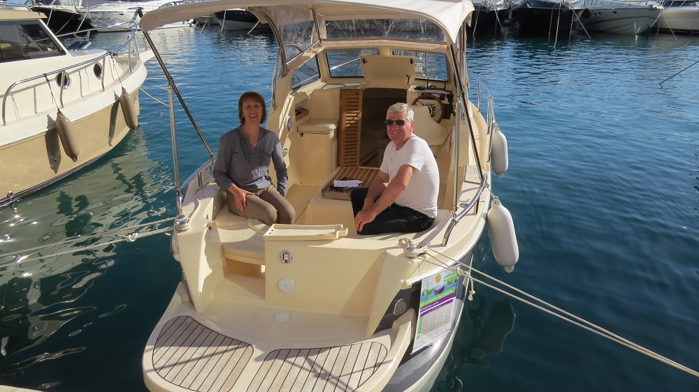 Velimir Milenović sa suprugom na sjajnoj brodicii Nerezine 630 iz njihovog škvera na Danima hrvatske male brodogradnje 2018. u Podstrani