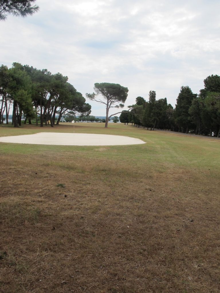 90tih je rekonstruirano golf igralište sa 9 rupa