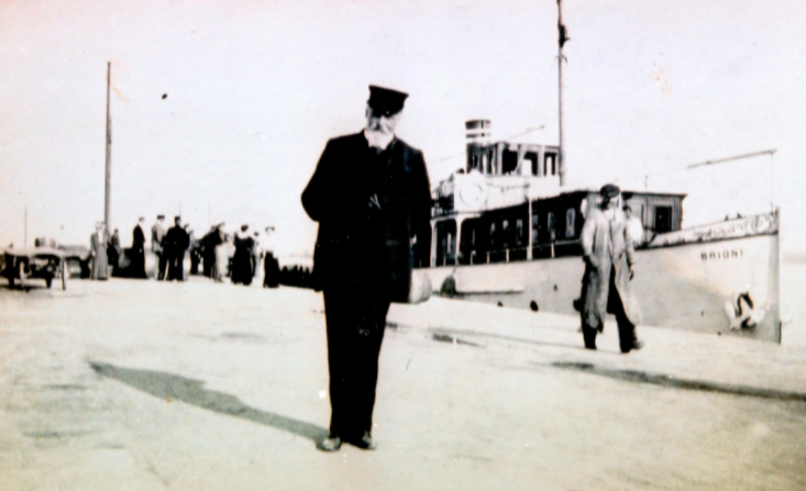 Paul Kupelwieser-na-Brijunima ispred parnog broda Brijuni koji je dovozio turiste iz Fažane