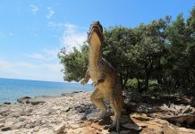 Skulptura dinosaurusa na mjestu gdje su pronađeni njegovi troprsti otisci iz prahistorije