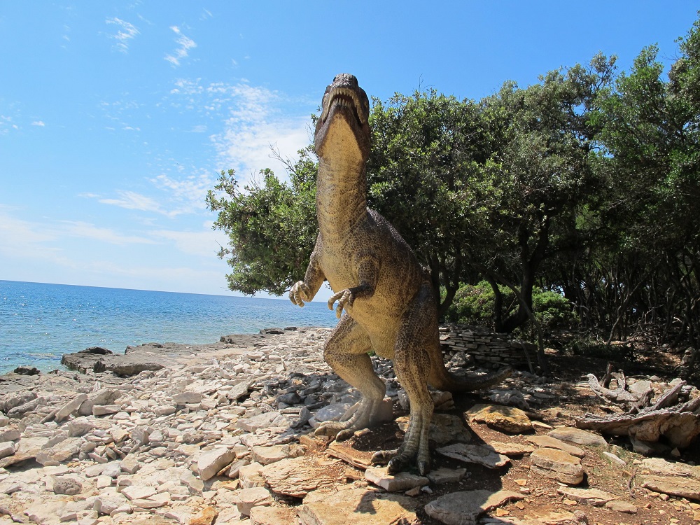 Skulptura dinosaurusa na mjestu gdje su pronađeni njegovi troprsti otisci iz prahistorije