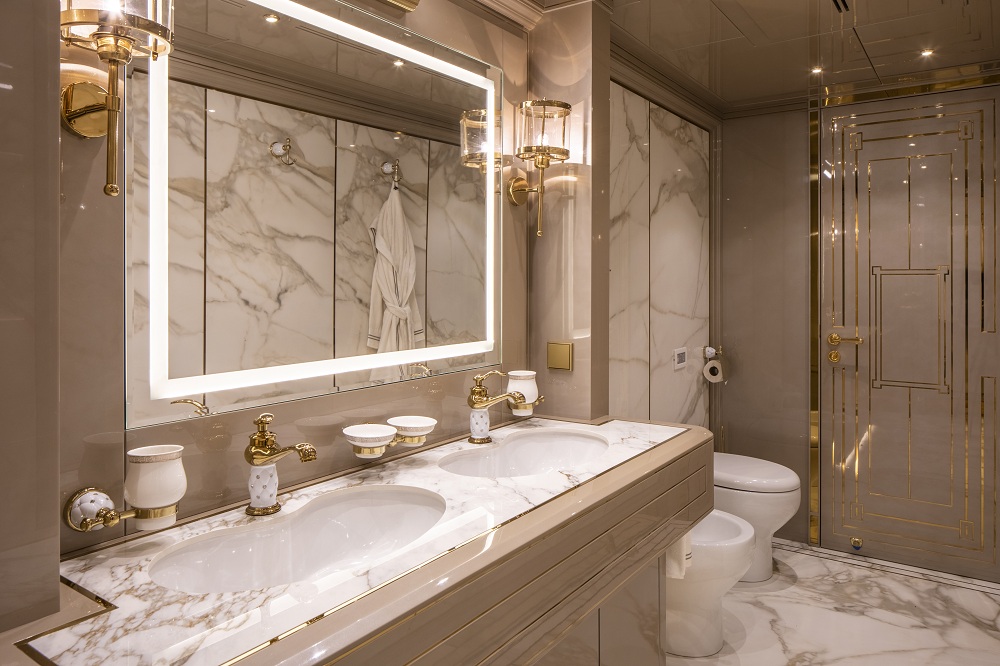 Luksuzna oprema VIP kupaonice u maniri Bianco Carrare mramora