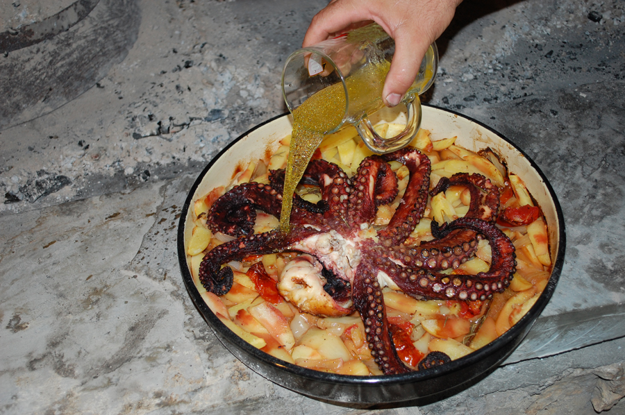 Pred kraj pečenja hobotnica se podlijeva mješavinom vina i maslinovog ulja