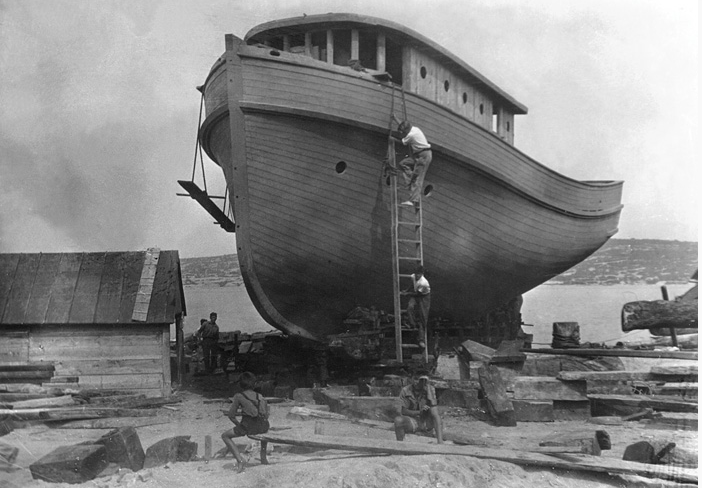 Gradnja drvenog broda u brodogradilištu Punat 1952