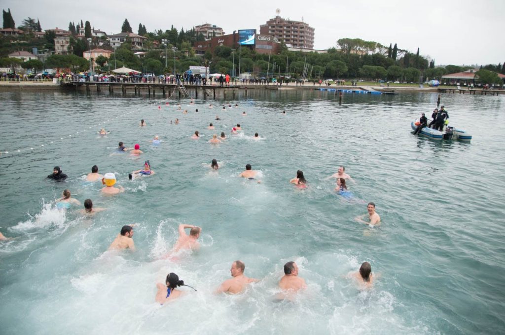 Novogodišnji skok u more masovka Portorož