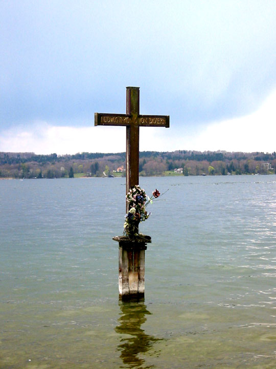 Memorijalni križ postavljen u jezeru gdje je nađeno njegovo mrtvo tijelo