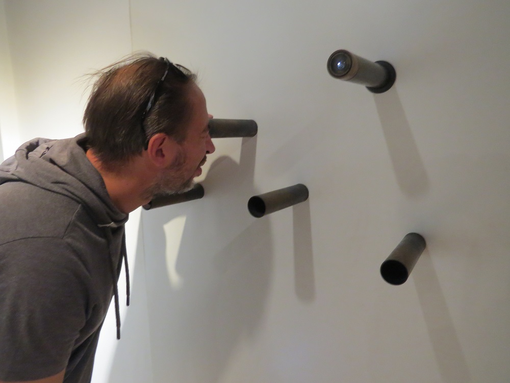 Fotograf Marko Valjak prikazuje korištenje muzejskih teleskopia usmjerenih u prošlost i sadašnjost M. Drage