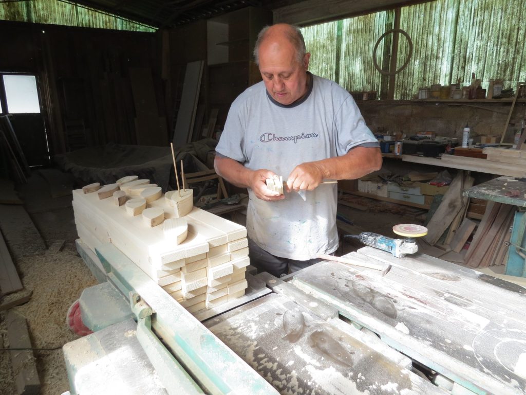 Milan Jadrešić gradi drvene brodiće u pet djelova za vrtićku djecu