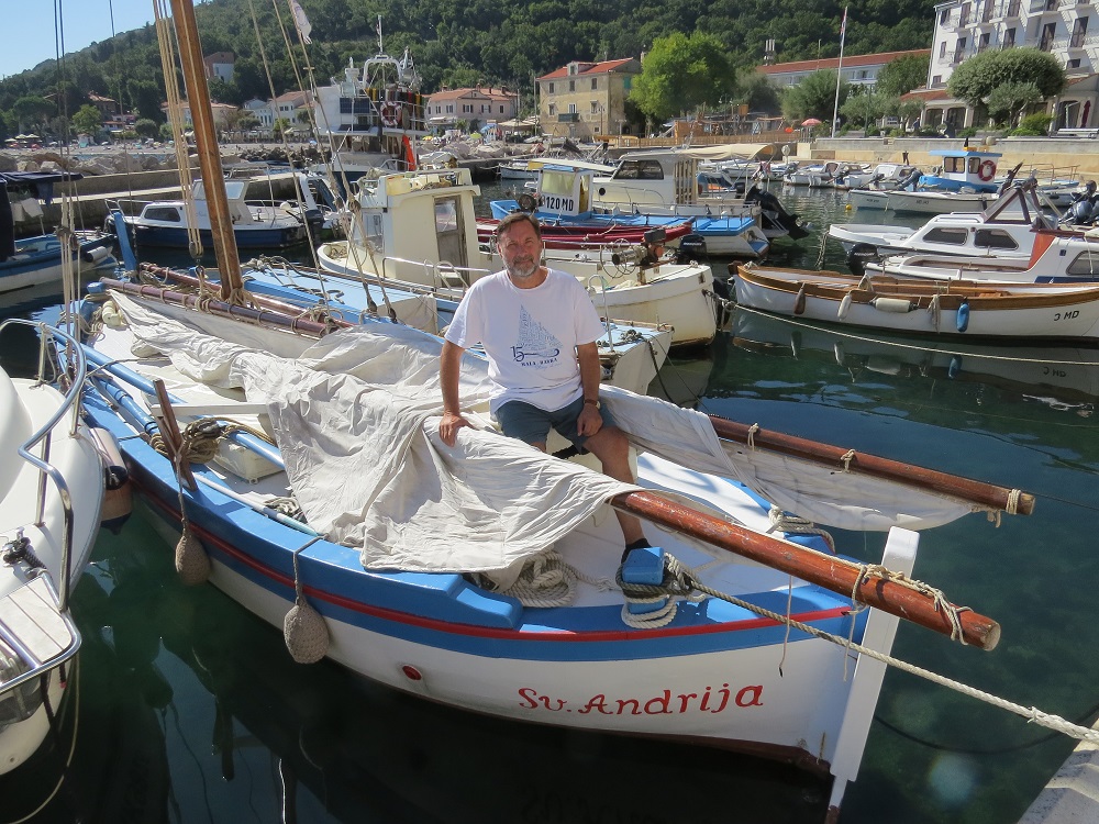 Prof. dr. sc. Robert Mohović na tradicijskoj barci u lučici ispred Kuće od mora