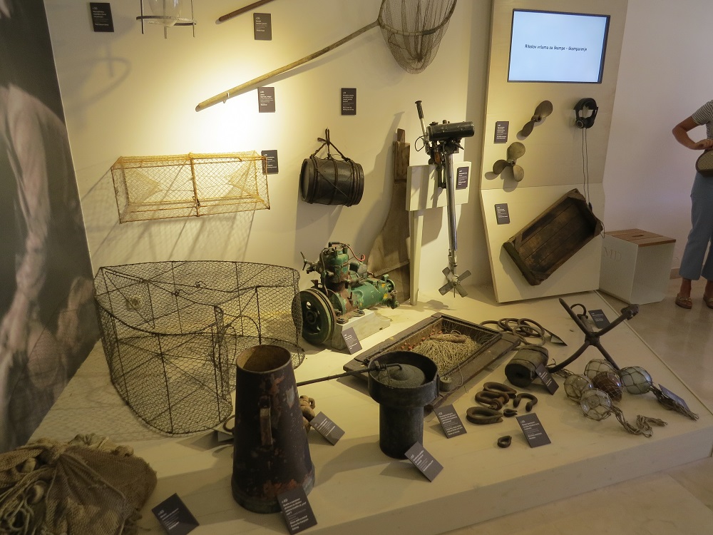 Stari ribarski pribor i alati