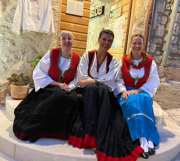 U tradicionalnim nošnjama ispred muzeja Kate Šikić Čubrić, Mirela Bilić i Sandra Barešin