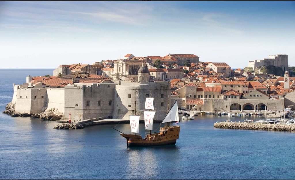 Karaka.info Replika karake pred gradskom lukom Dubrovnik