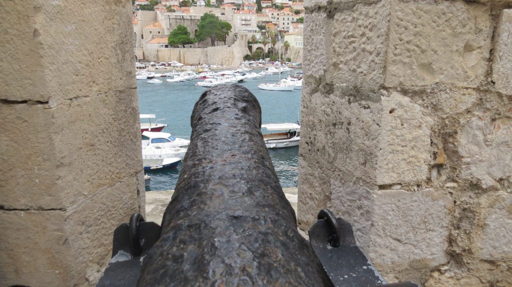 Pogled preko topovskih cijevi iz tvrđave sv. Ivana na staru gradsku luku