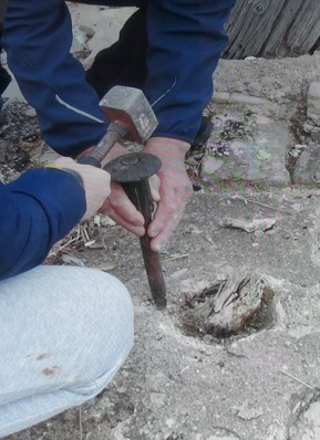 Ručno kopanje rupa za postavljanje bagremovog stupa u kameni mol