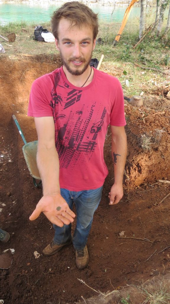 Student arheoogije iz Zadra s rimskim novčićem kojeg je upravo pronašao