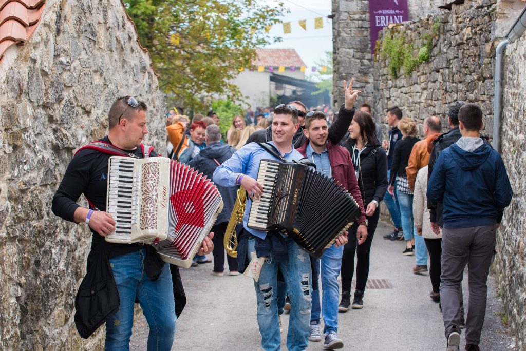 Ulična glazba u Gračišću za vrijeme Smotre istarskih vina