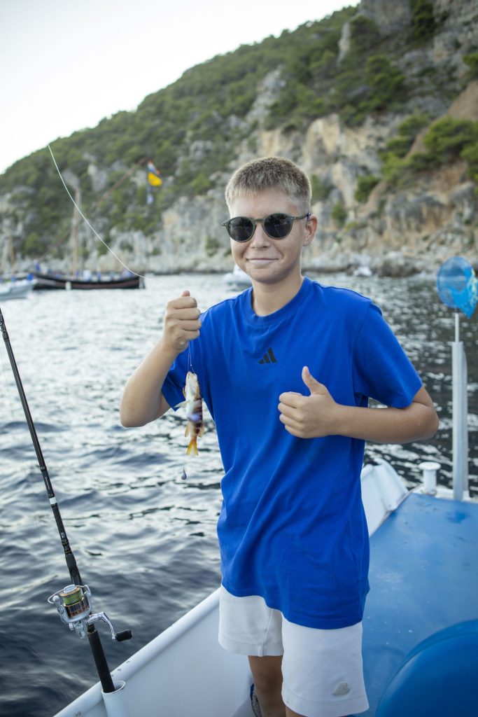 Veliko uzbuđenje oko male pirke na dječjem ribičkom natjecanju Litlle Game Komiža 2025 / Foto: TZ Komiža