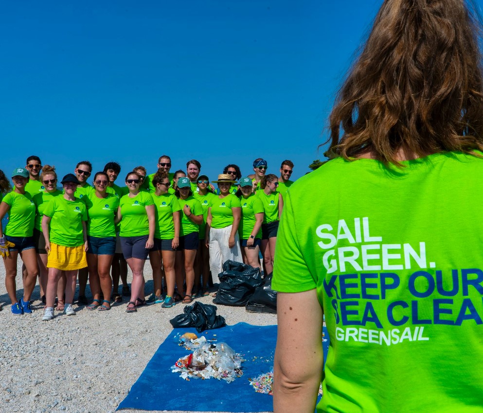 Volonteri Green Saila na čišćenju smeća s plaže / Izvor: green-sail.com